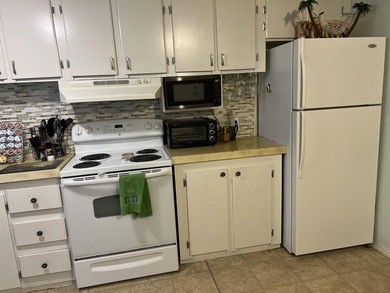 Beautiful 3/Bed -2/Bath Furnished Beach Home with a Large Front - photo 12