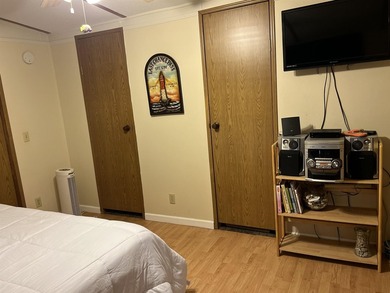 Beautiful 3/Bed -2/Bath Furnished Beach Home with a Large Front - photo 18