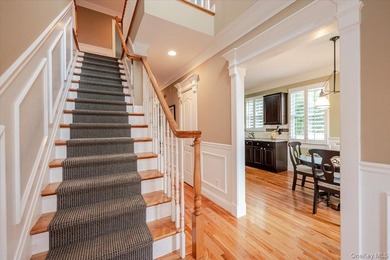 This beautifully maintained 3-bedroom, 3-bath end-unit townhome - photo 2