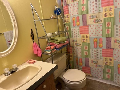 Beautiful 3/Bed -2/Bath Furnished Beach Home with a Large Front - photo 25
