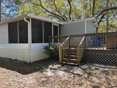 Beautiful 3/Bed -2/Bath Furnished Beach Home with a Large Front - photo 31