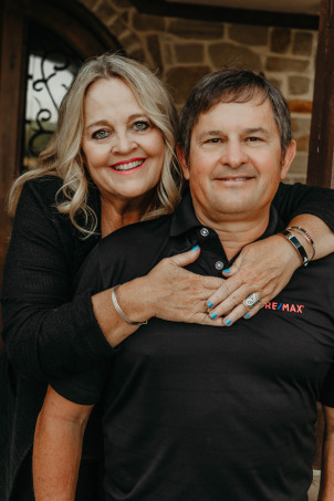 John and Julie Teel with RE/MAX LakeSide Dreams in TX advertising on LakeHouse.com