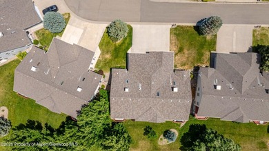 Welcome home! This stunning remodeled 3 bed, 2.5 bath townhouse - photo 4
