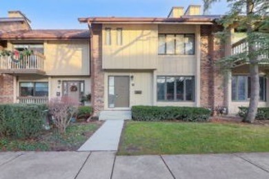 Lake Townhome/Townhouse For Sale in Willowbrook, Illinois