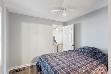 Welcome to your dream lakefront retreat! This fully furnished - photo 10