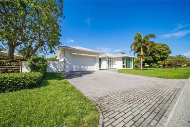 Experience elevated waterfront living in the prestigious Coral - photo 4