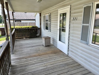 Fresh to the market! This move-in ready home offers a flexible - photo 2