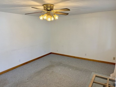 Fresh to the market! This move-in ready home offers a flexible - photo 4