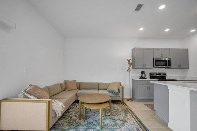 Welcome to this beautifully maintained, move-in ready townhome - photo 16