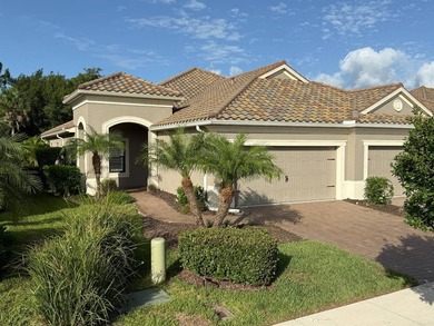 Step into this upgraded 2018 2 bed, 2 bath, + den villa in Grand - photo 1