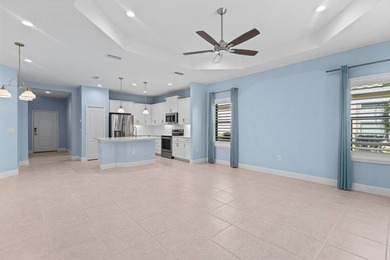 Step into this upgraded 2018 2 bed, 2 bath, + den villa in Grand - photo 4