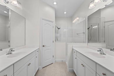 Step into this upgraded 2018 2 bed, 2 bath, + den villa in Grand - photo 7