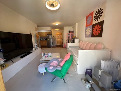 prime location Flushing spacious 1br  good size and  layout