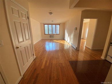 prime location Flushing spacious 1br  good size and  layout