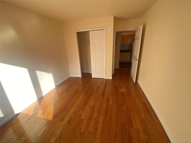 prime location Flushing spacious 1br  good size and  layout