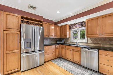 Fantastic Opportunity in Harborfields SD! Pristine Split-Level - photo 9