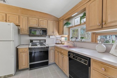 Welcome to 31 Sunset Drive, a true nature lovers' paradise! - photo 10