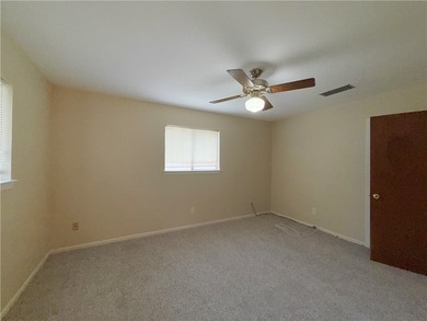 Great starter home with four-sided red brick. Formal living and - photo 12