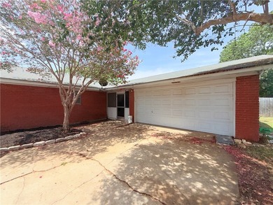 Great starter home with four-sided red brick. Formal living and - photo 13