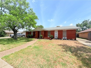 Great starter home with four-sided red brick. Formal living and - photo 14