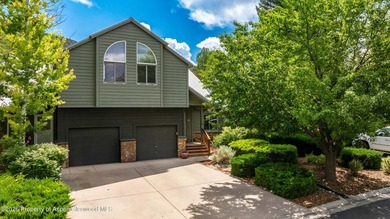 Come home to this beautifully maintained, furnished split-level - photo 1