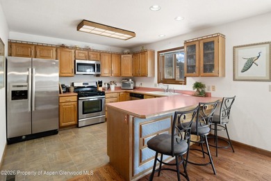 Come home to this beautifully maintained, furnished split-level - photo 6
