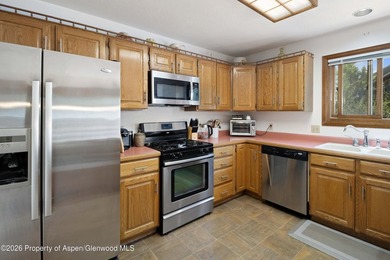 Come home to this beautifully maintained, furnished split-level - photo 7