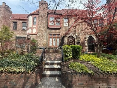 Enjoy a big, finished basement w/high ceilings. Sep. entrance - photo 1