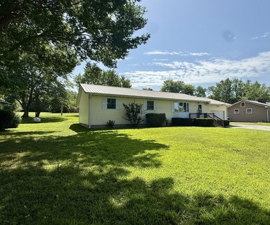 Welcome home to this beautiful 3-bedroom, 2.5-bath property - photo 29