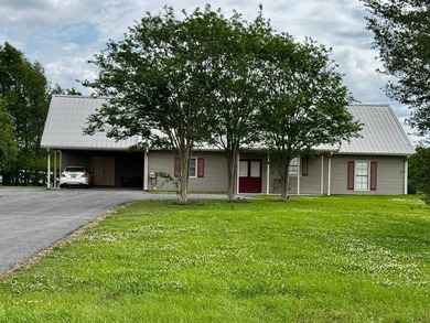 This exquisite four-bedroom camp, complemented by an attached - photo 1