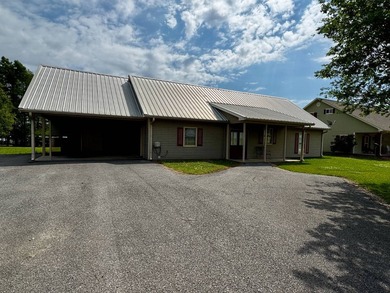 This exquisite four-bedroom camp, complemented by an attached - photo 2