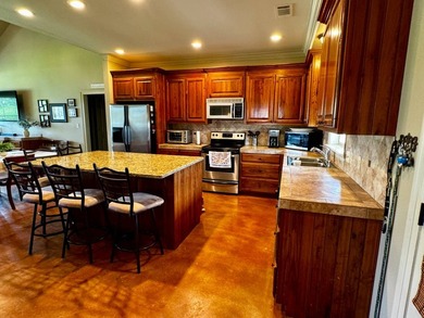 This exquisite four-bedroom camp, complemented by an attached - photo 8