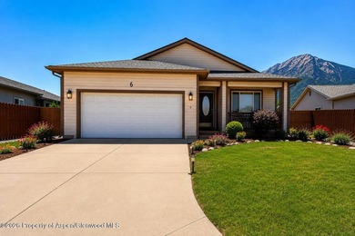 Welcome home to this beautifully maintained 3-bedroom, 2.5-bath - photo 2