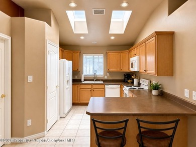 Welcome home to this beautifully maintained 3-bedroom, 2.5-bath - photo 6
