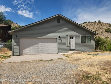 Move right in and start enjoying this beautifully maintained 1 - photo 1