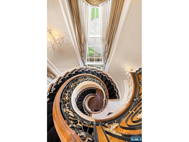 Introducing the Elden Manor - A breathtaking European-inspired - photo 20