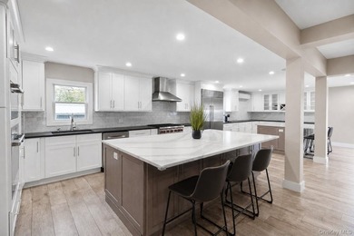 Stunning Fully Renovated Colonial Located In The Highly - photo 3