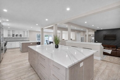 Stunning Fully Renovated Colonial Located In The Highly - photo 4