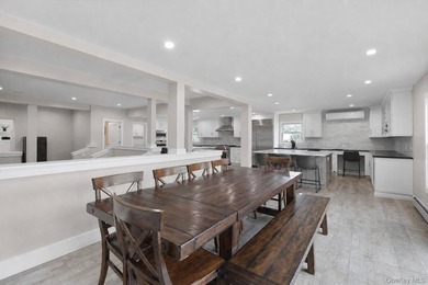 Stunning Fully Renovated Colonial Located In The Highly - photo 5