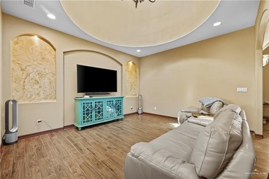 Parade of Homes Winner (2016) in Los Lagos! This beautiful 3 bed - photo 4