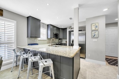 Beautifully remodeled 3BR/2BA corner-unit beach home in the - photo 4