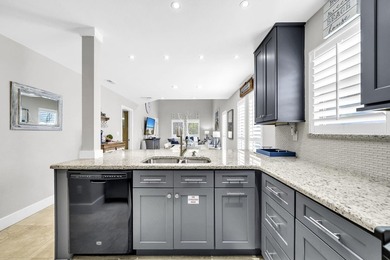 Beautifully remodeled 3BR/2BA corner-unit beach home in the - photo 6