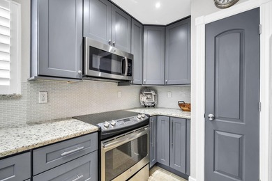 Beautifully remodeled 3BR/2BA corner-unit beach home in the - photo 7