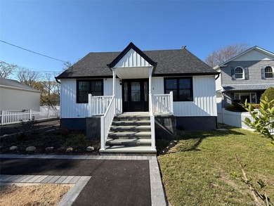 Beautifully renovated 4-bedroom, 2-bath home in Bay Shore - photo 1
