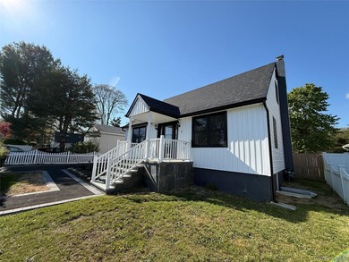 Beautifully renovated 4-bedroom, 2-bath home in Bay Shore - photo 2