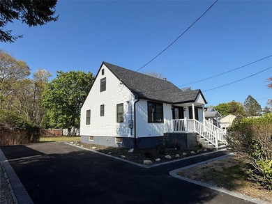 Beautifully renovated 4-bedroom, 2-bath home in Bay Shore - photo 4