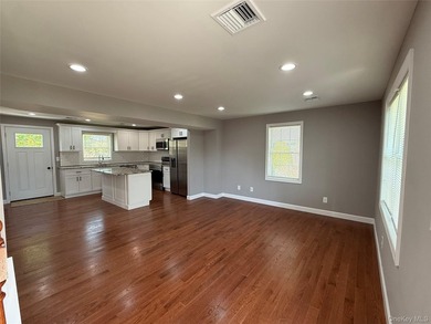 Beautifully renovated 4-bedroom, 2-bath home in Bay Shore - photo 5