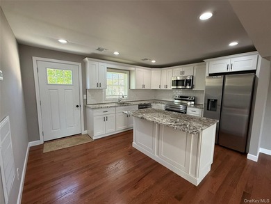 Beautifully renovated 4-bedroom, 2-bath home in Bay Shore - photo 7