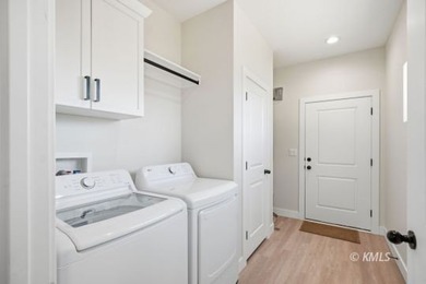 Welcome home to this charming 1,322 sq. ft. retreat, perfectly - photo 14