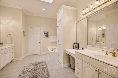 Elegant and exceptionally private patio home in Oakridge - photo 28